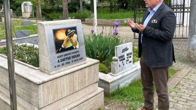 Photo of Osman Öztürk, meslektaşı  Şehit Gaffar Okan’ın mezarı başında…