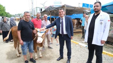 Photo of Fuat Köse, kurban pazar ve mezarlıkta vatandaşlarla