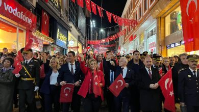 Photo of Milletvekilleri, Vali, belediye başkanı Cumhuriyet yürüyüşünde kolkola