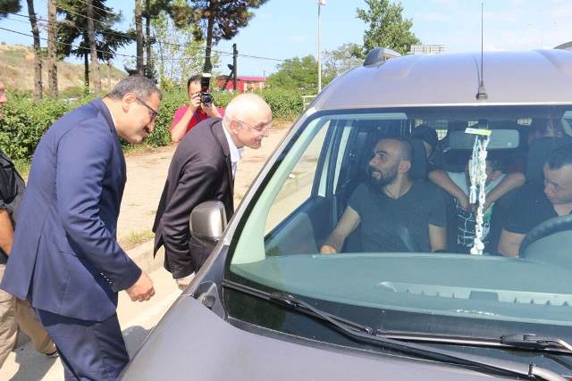 BAKAN YARDIMCISI ERDİL, DÜDÜK DAĞITTI