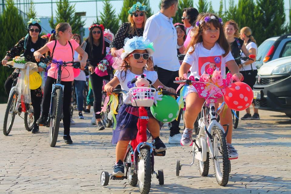 GİRESUN’UN SÜSLÜ KADINLARI PEDAL ÇEVİREREK ‘TRAFİKTE BİSİKLETLİLER DE VAR’ DEDİ