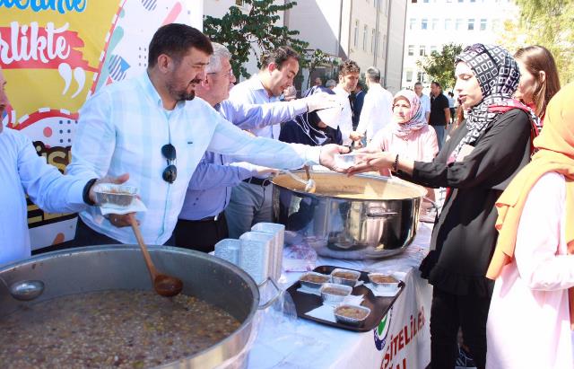 AKP YÖNETİCİLERİ,  MİLLETVEKİLİ KADİR AYDIN, REKTÖRLE ÜNİVERSİTEDE AŞURE  DAĞITTI