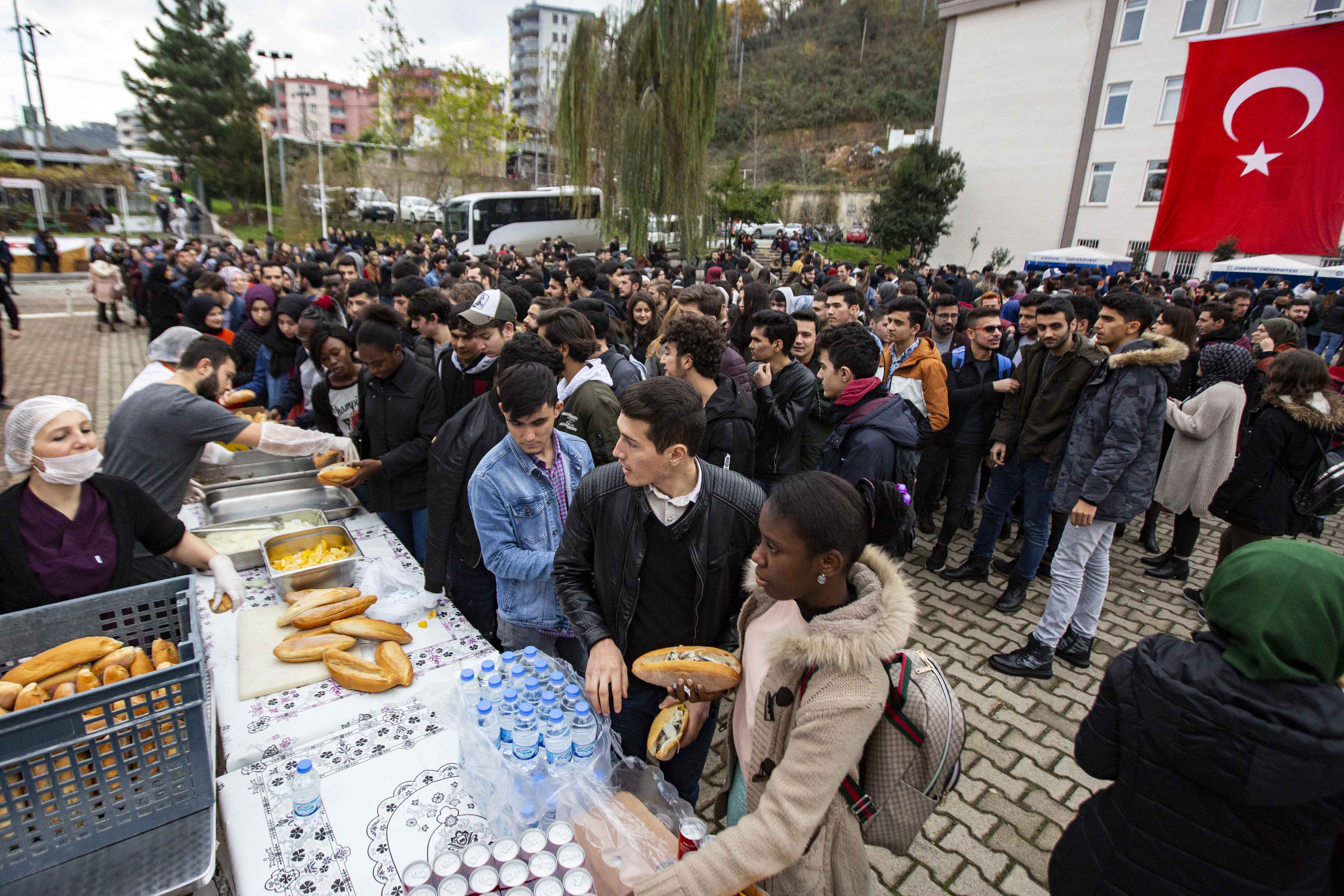 GİRESUN ÜNİVERSİTESİ ÖĞRENCİLERİ HAMSİ BAYRAMI YAPTI