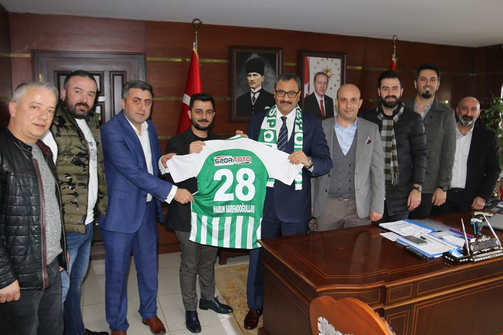 GİRESUNSPOR YÖNETİMİNDEN VALİ’YE FORMA