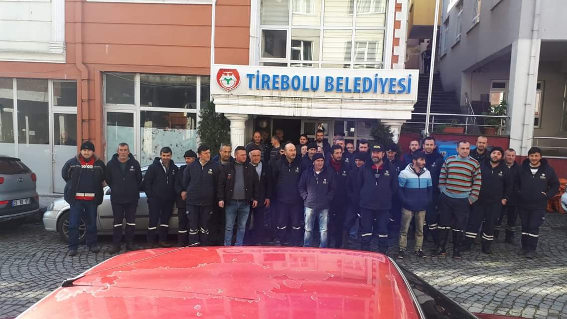 MAAŞLARINI ALAMAYAN İŞÇİLERİNDEN AKP’Lİ BAŞKAN ABDULLAH KARABIÇAK’A PROTESTO