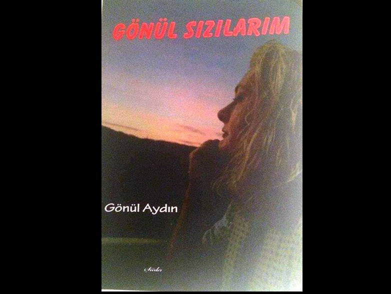 GÖNÜL AYDIN ŞİİR KİTABINI İMZALIYOR