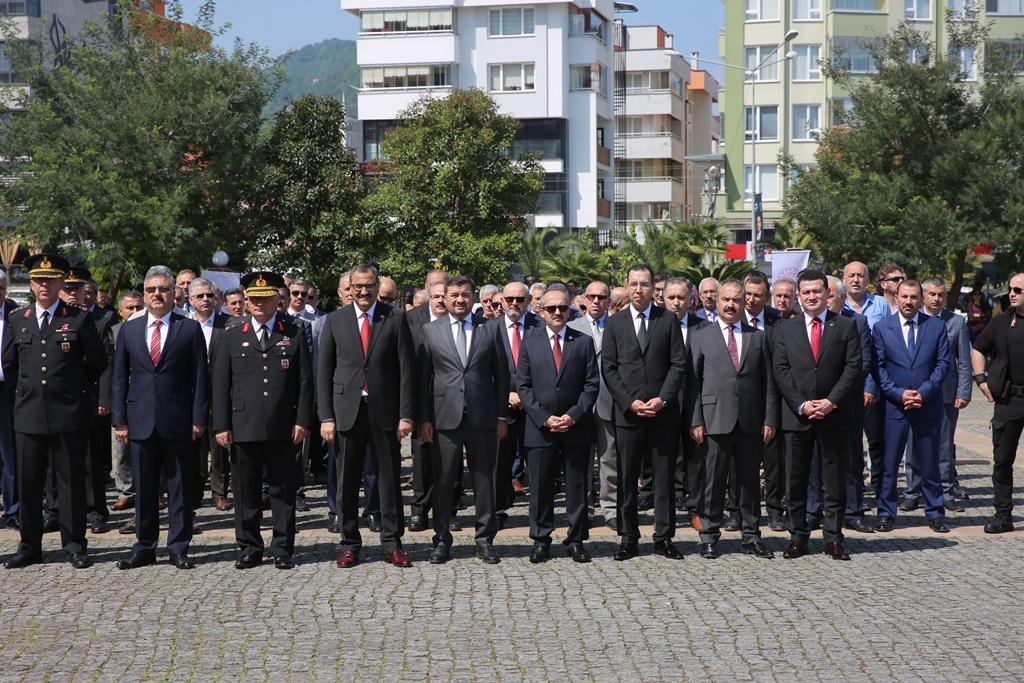 19 MAYIS VALİLİK ÖNÜNDE DÜZENLENEN TÖRENLE KUTLANDI