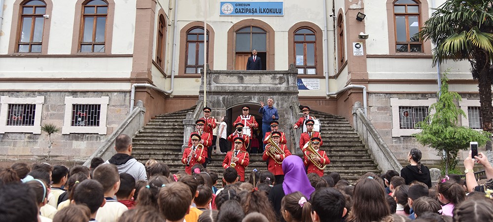 BELEDİYE BANDOSU OKULLARDA GÖREVDE