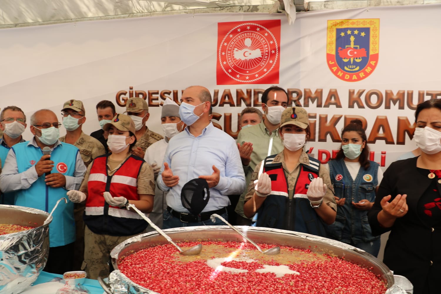 BAKAN AFETZEDELERE AŞURE DAĞITTI