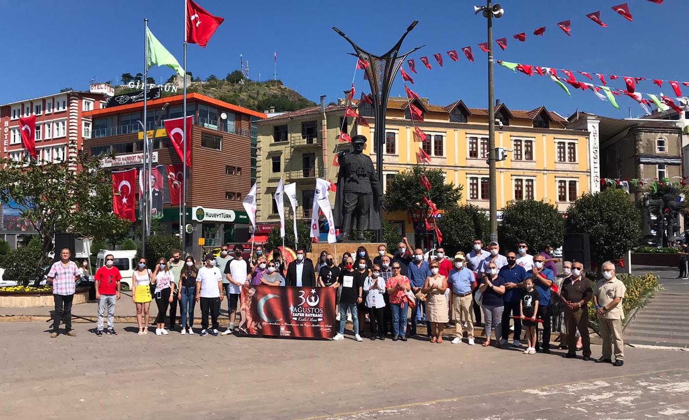 ADD’LİLER ZAFER BAYRAMINI ATATÜRK MEYDANI’NDA KUTLADI