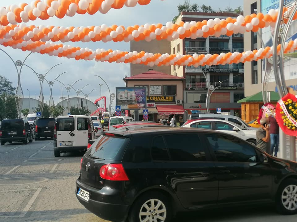 BELEDİYE CADDE VE SOKAKLARI OTOPARK YAPIYOR