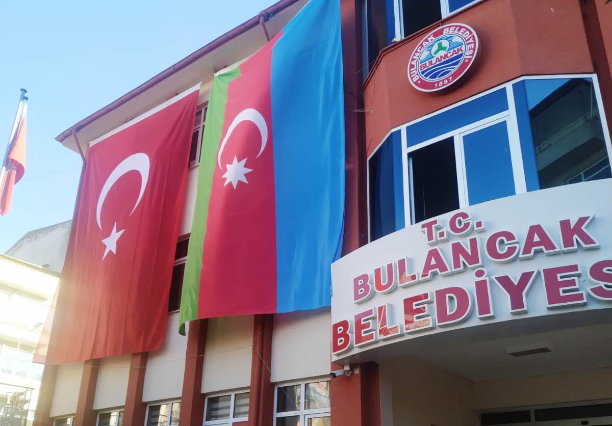 BULANCAK’TA İKİ DEVLETİN BİR MİLLETİN BAYRAKLARI DALGALANIYOR