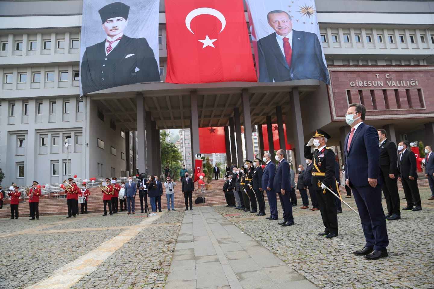 VALİ ENVER ÜNLÜ: “CUMHURİYET GELECEĞİMİZİN TEMİNATI”