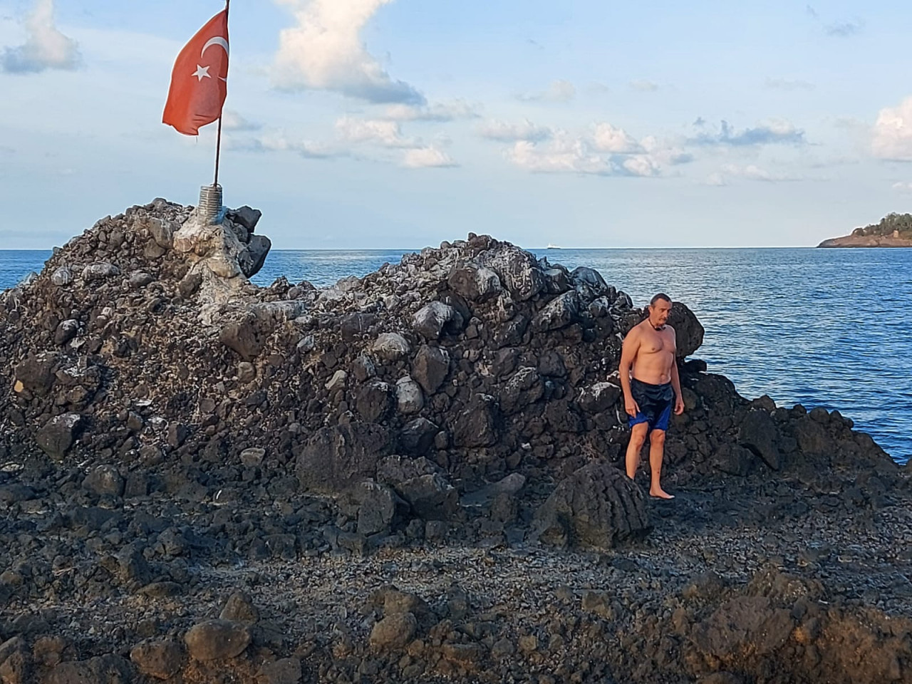 KÜRŞAT TÜZMEN, GİRESUN ADASI’NA YÜZDÜ