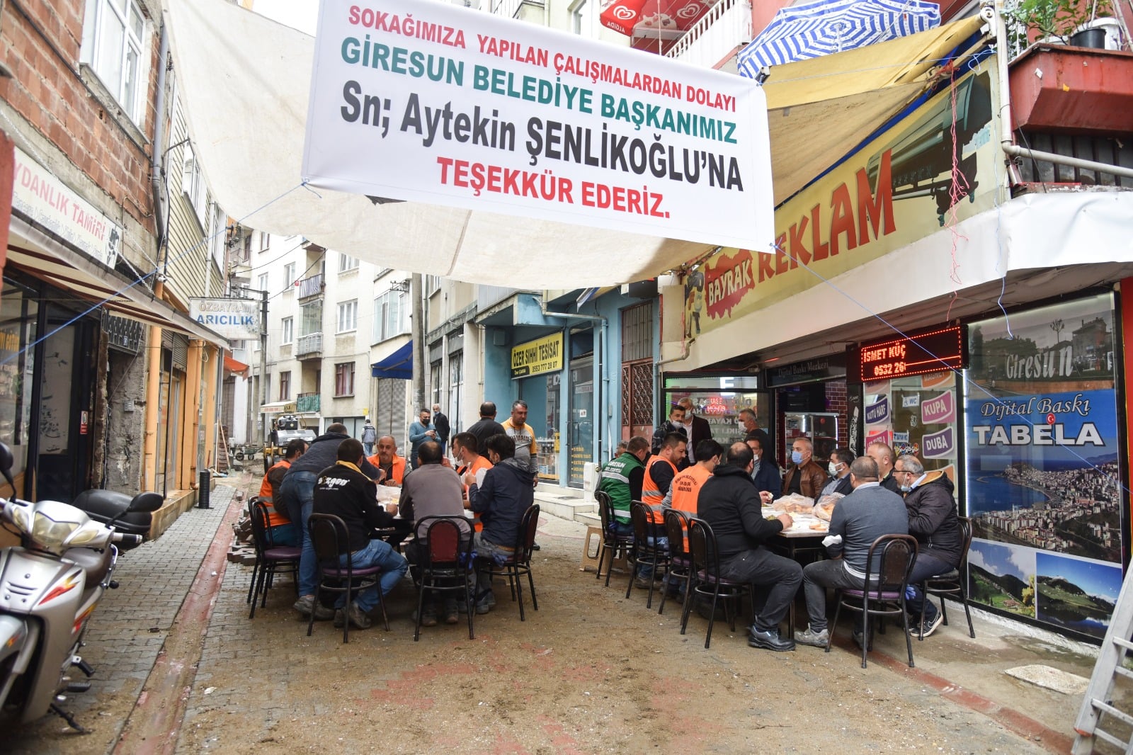 YOLVERMEZ SOKAKTAN BAŞKAN ŞENLİKOĞLU’NA HİZMET TEŞEKKÜRÜ