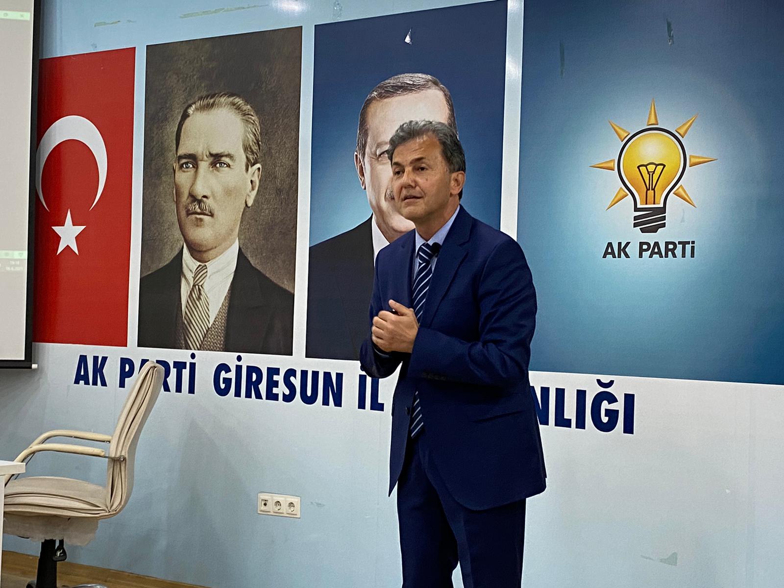 DR.FERİDUNOĞLU AK PARTİ’DE İLETİŞİM DERSİ VERDİ