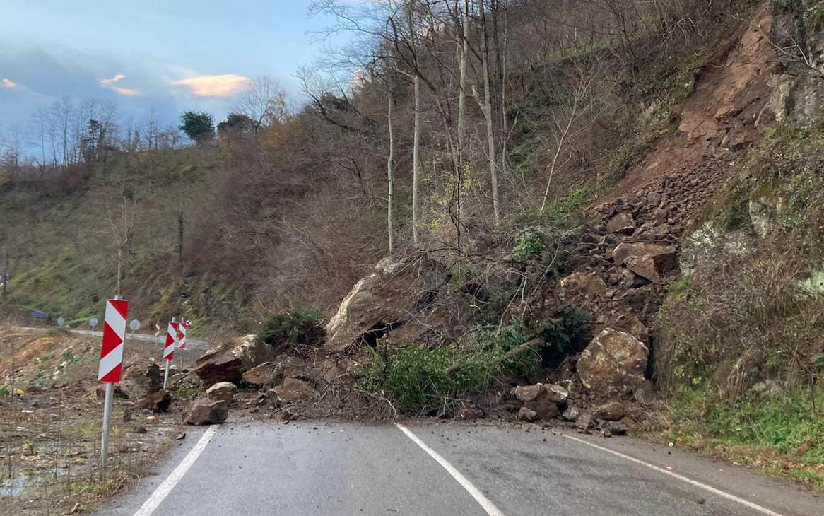 DUROĞLU’NDA HEYELAN YOL KAPATTI