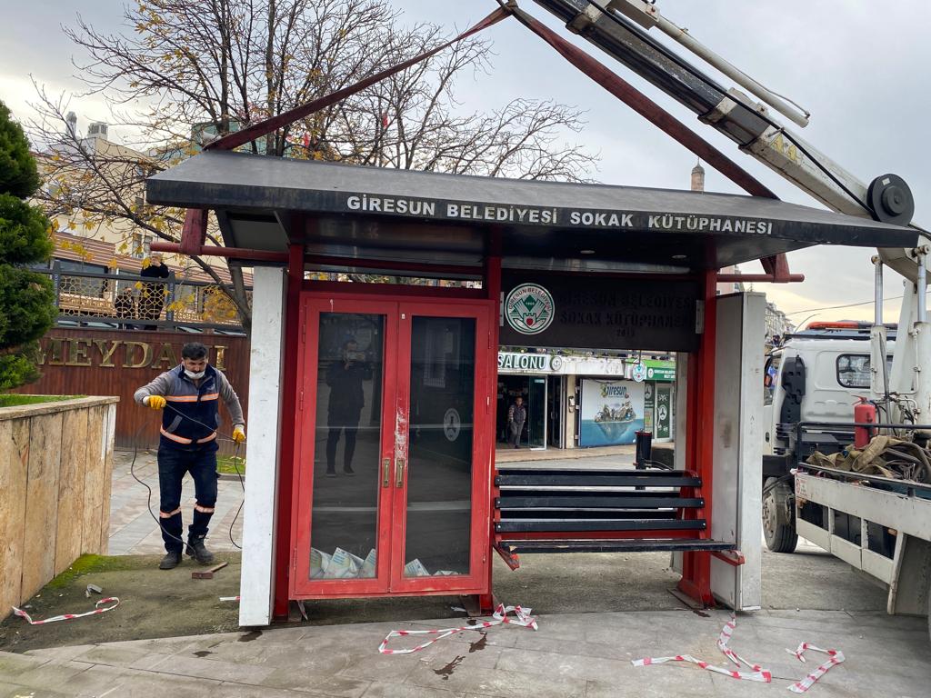 ŞENLİKOĞLU TEPKİLER ÜZERİNE KÜTÜPHANEYİ YERİNE KOYDURDU