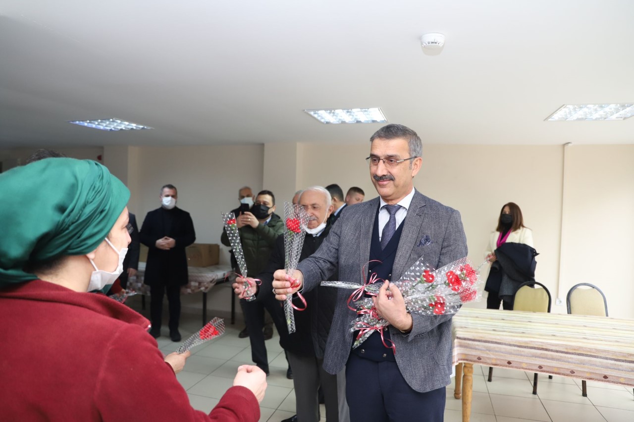 LÜTFİ BAYRAKTAR ÇALIŞANLARIN 8 MART’INI KUTLADI