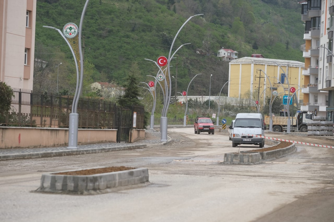 AKSU’DAKİ HASTANE YOLU NİHAYET BİTİYOR