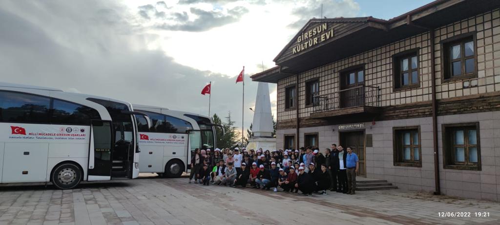 Doğankentli öğrenciler Giresun şehitliğine gitti