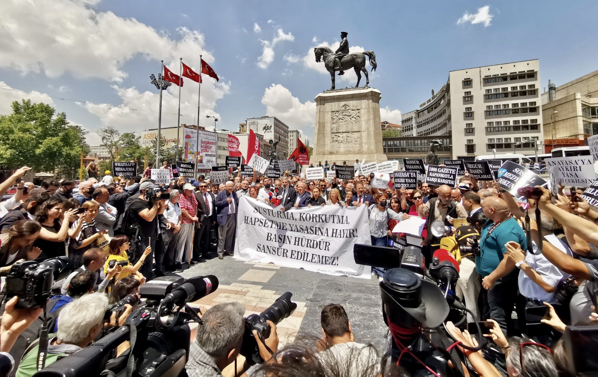 Gazeteciler sansür yasasına tepki gösterdi