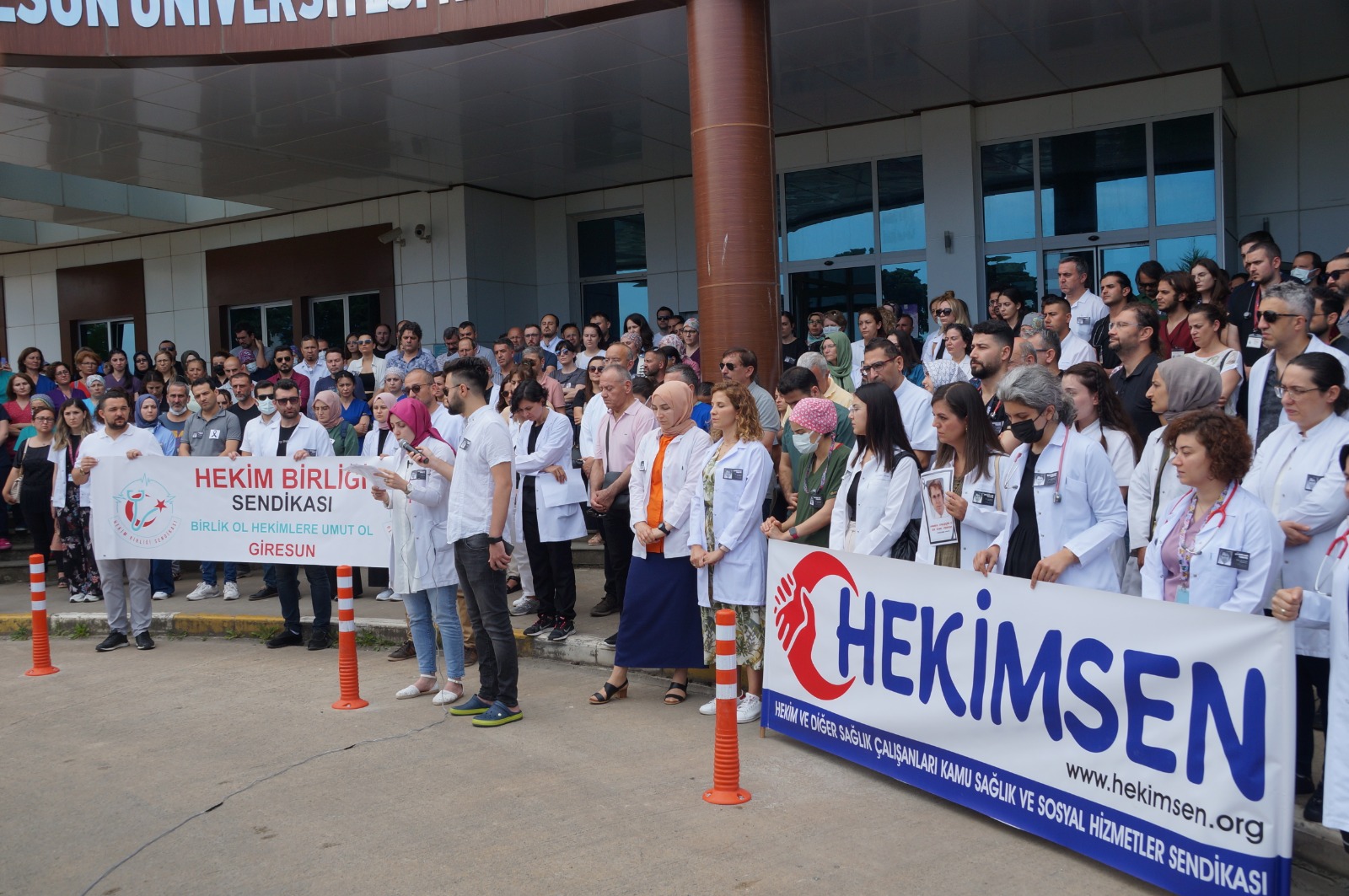 GİRESUN’DA SAĞLIK ÇALIŞANLARI ŞİDDETİ PROTESTO ETTİ(Görüntülü Haber)