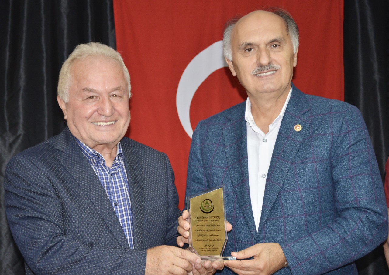 ALİ KARA’DAN CEMAL ÖZTÜRK’E ESNAFA DESTEKE TEŞEKKÜR PLAKETİ