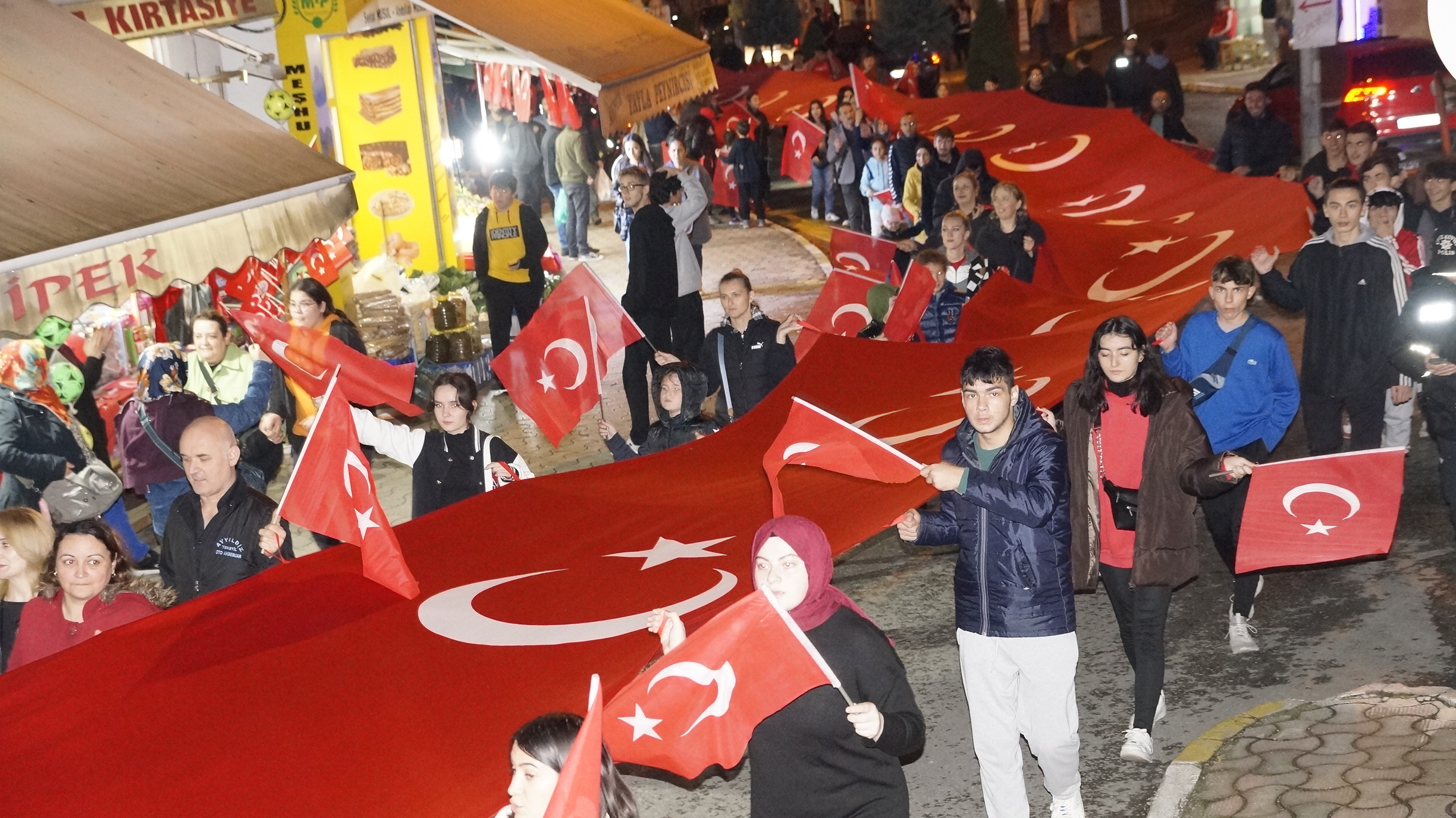 CUMHURİYET COŞKUSU GECE DE SÜRDÜ