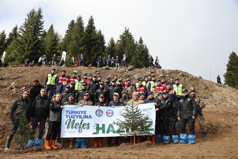 Milli Ağaçlandırma Günü’nde Giresun il protokolü Ak Parti sloganı ile fidan dikti