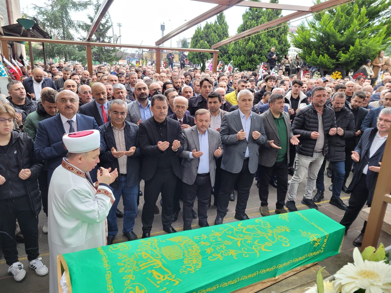 Hakan Karaahmet’in  babası son yolculuğuna uğurlandı