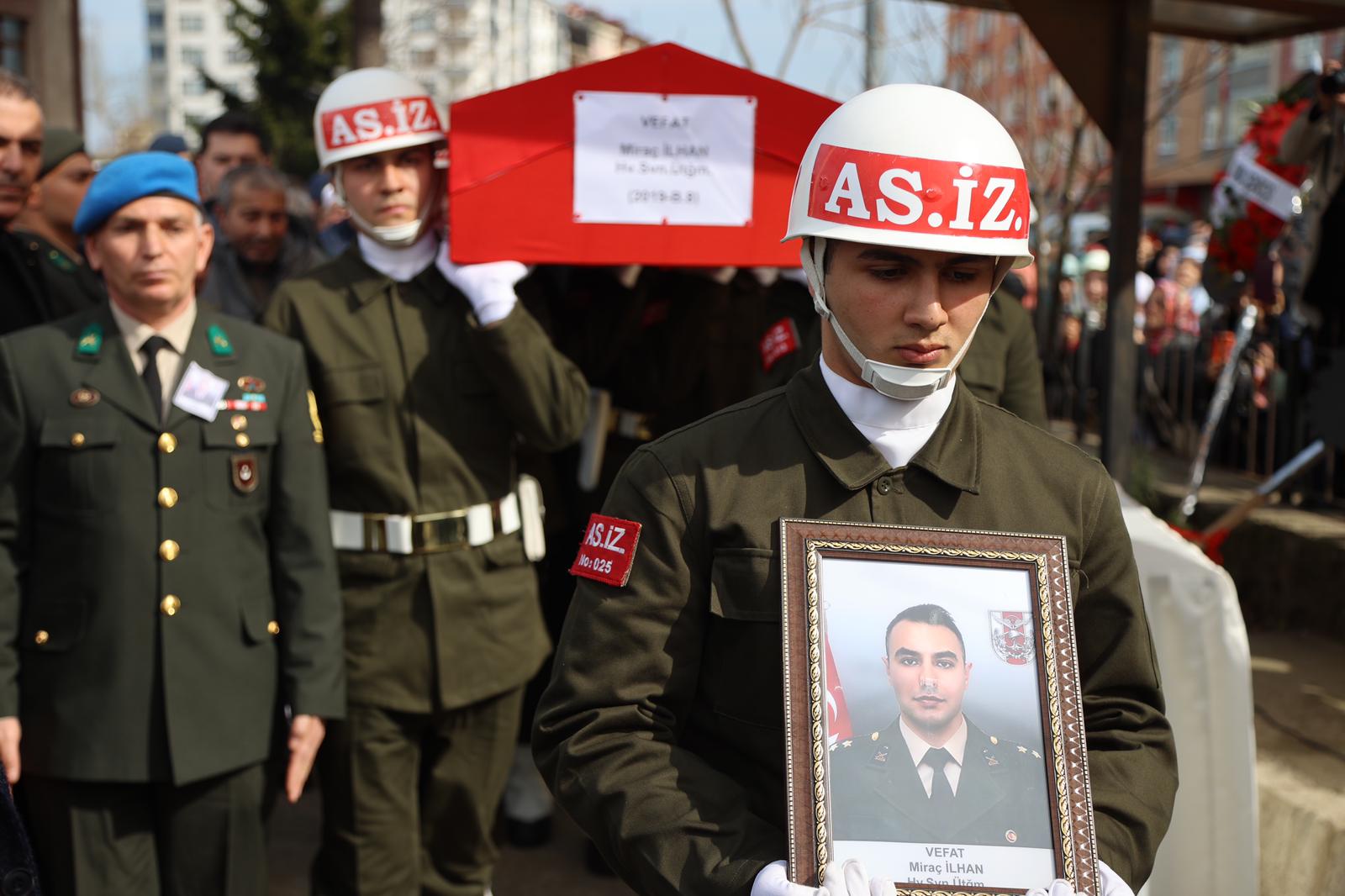 Deprem şehidi Üsteğmen Miraç İlhan toprağa verildi