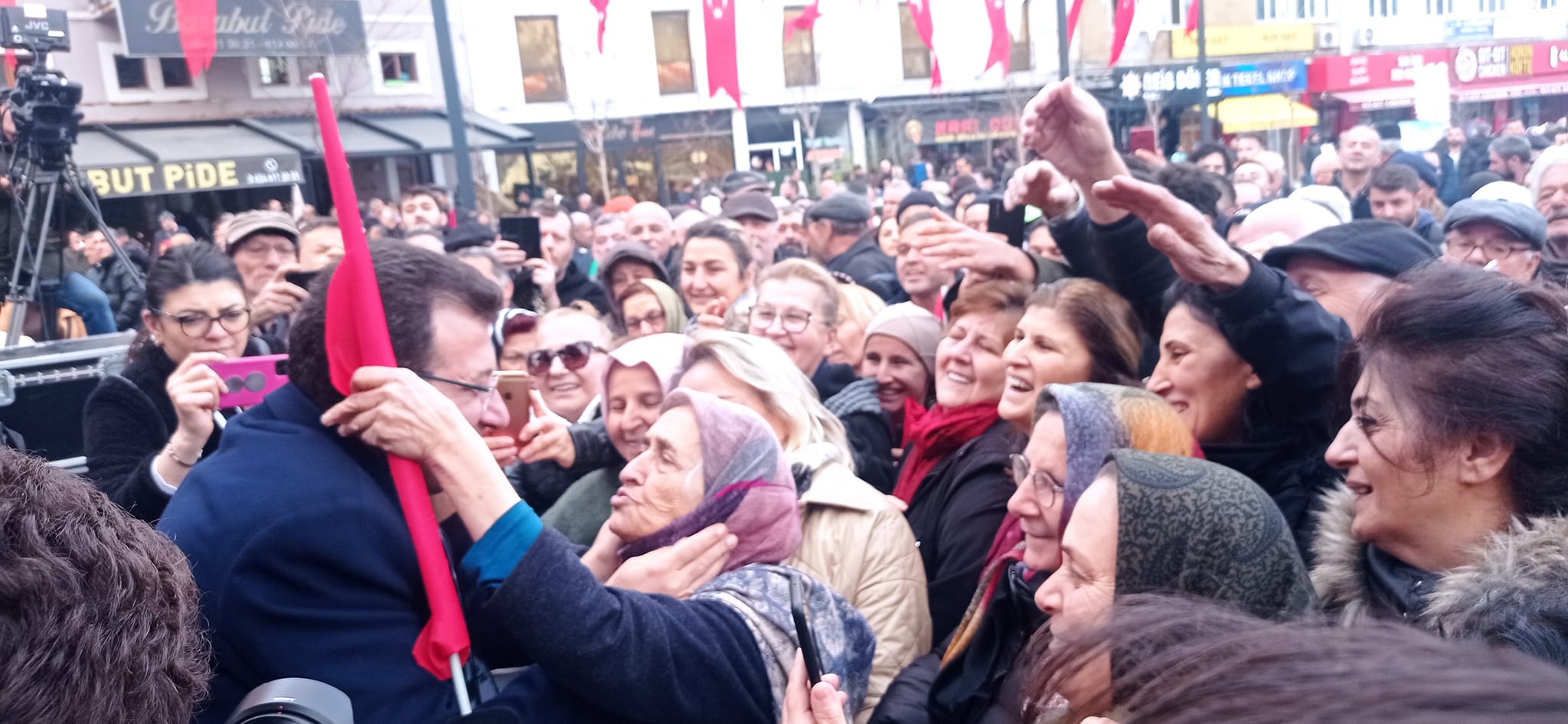 İmamoğlu: “Bir kişiyi evine gönderir, mutlu oluruz”…