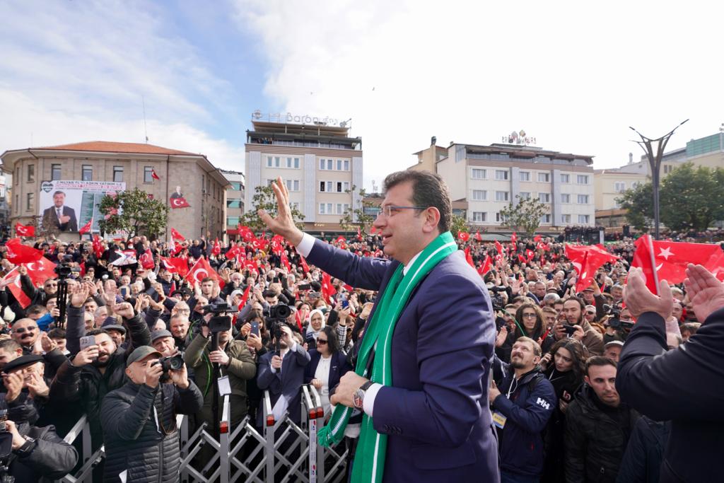 Giresun Atatürk meydanında  İmamoğlu izdihamı (Görüntülü Haber)