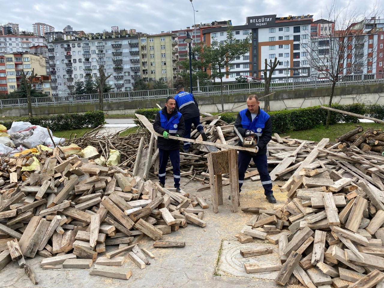 Giresun’dan deprem illerine odun sevkiyatı sürüyor