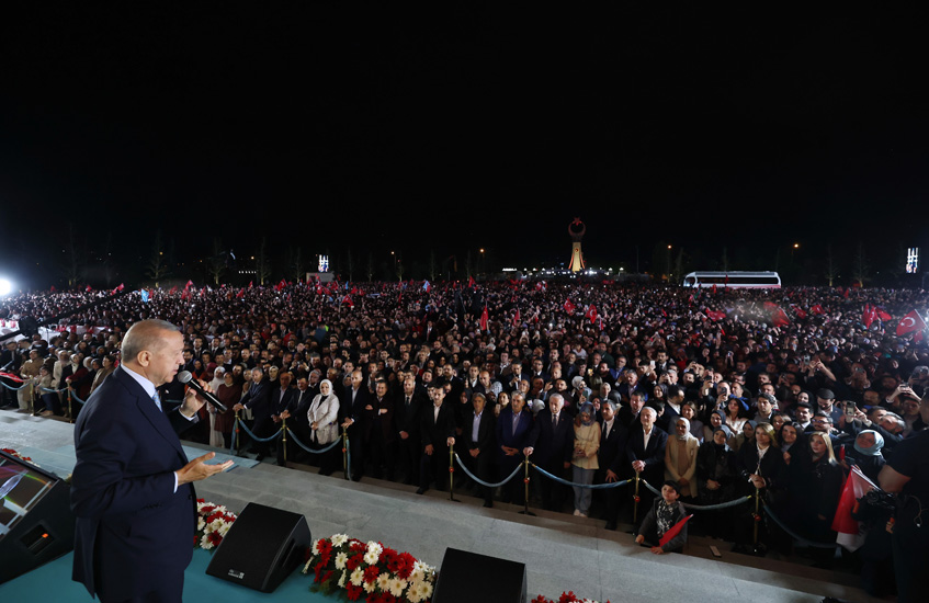 Erdoğan Külliye’nin balkonundan konuştu