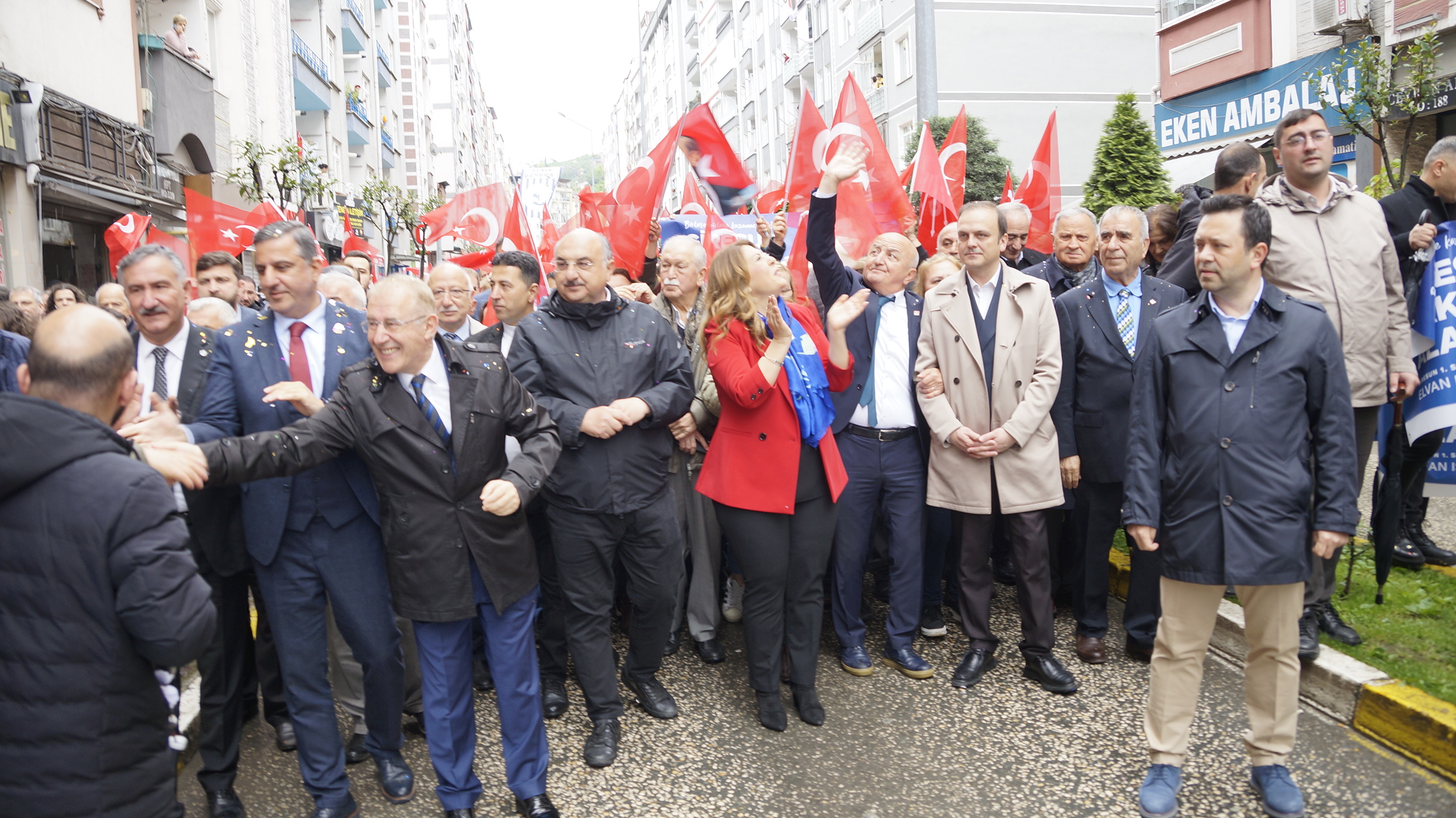 CHP seçim kampanyasını yürüyüş ve mitingle tamamladı