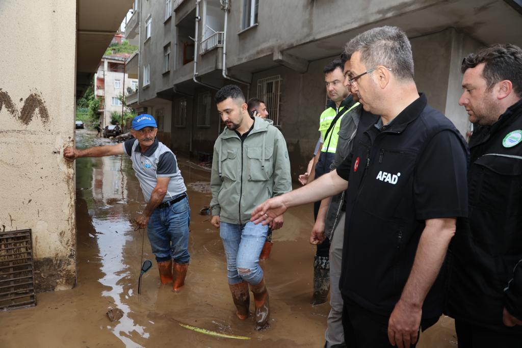 Vali Ünlü, Piraziz’i başkansız gezdi