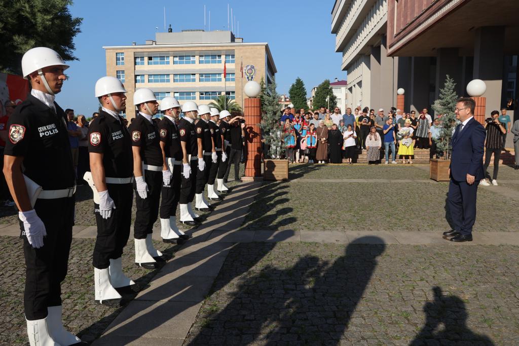 Ünlü veda etti, yeni vali gelişini erteledi