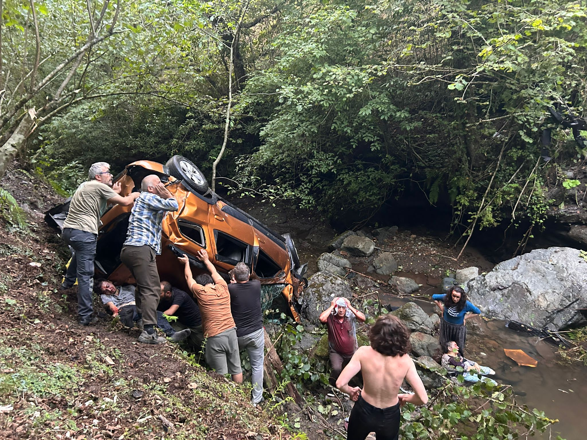 Karabulduk yolunda araç uçuruma yuvarlandı