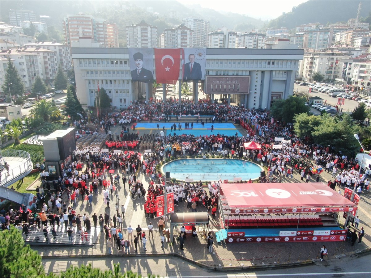 Giresun Valiliği önünde cumhuriyet coşkusu