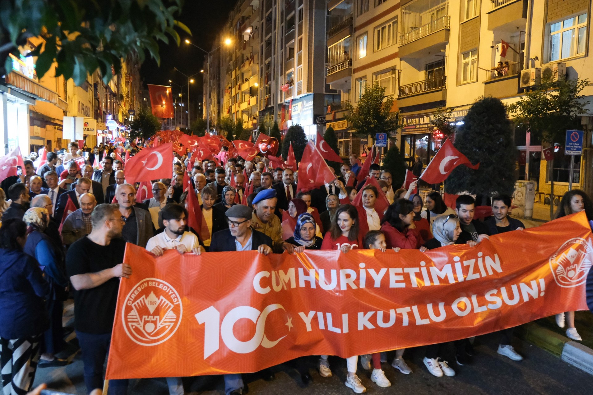 Giresun’da binlerce kişi gece Cumhuriyetin ikinci yüzyılına yürüdü