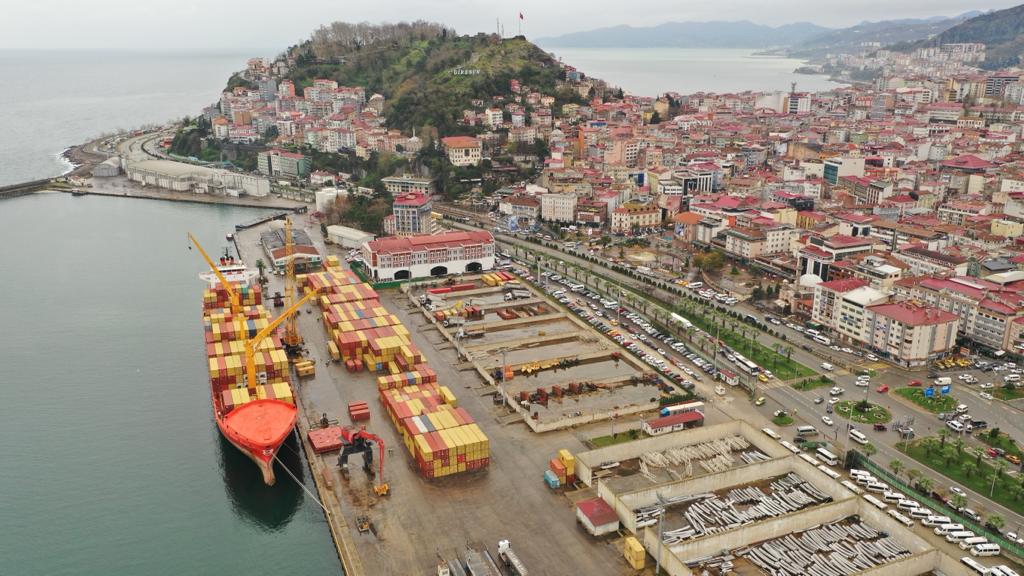 Giresun Limanı’ndan konteyner gemisi yük aldı