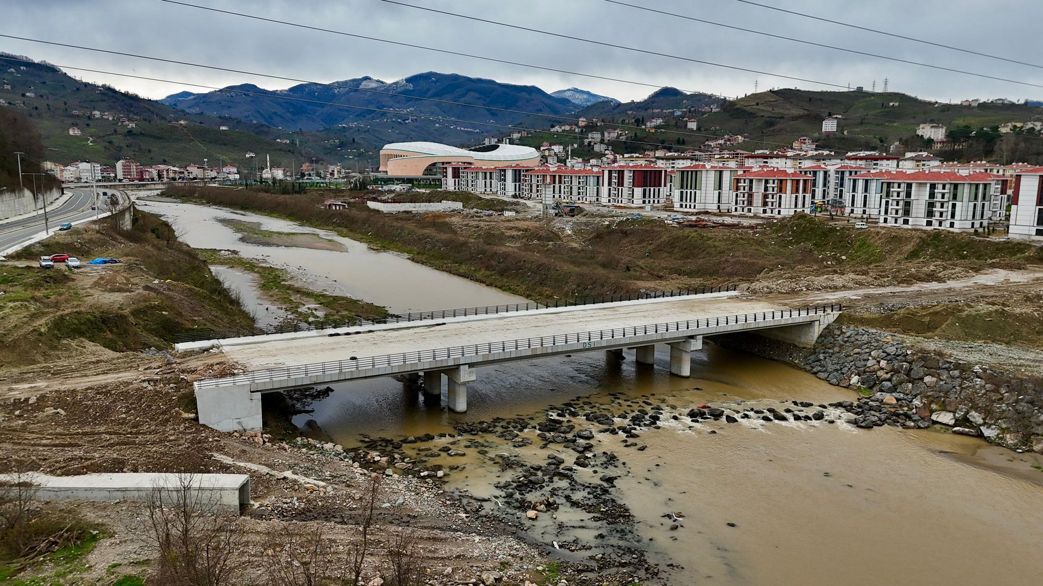 Dereli yolu hastaneye, TOKİ evlerine bağlandı