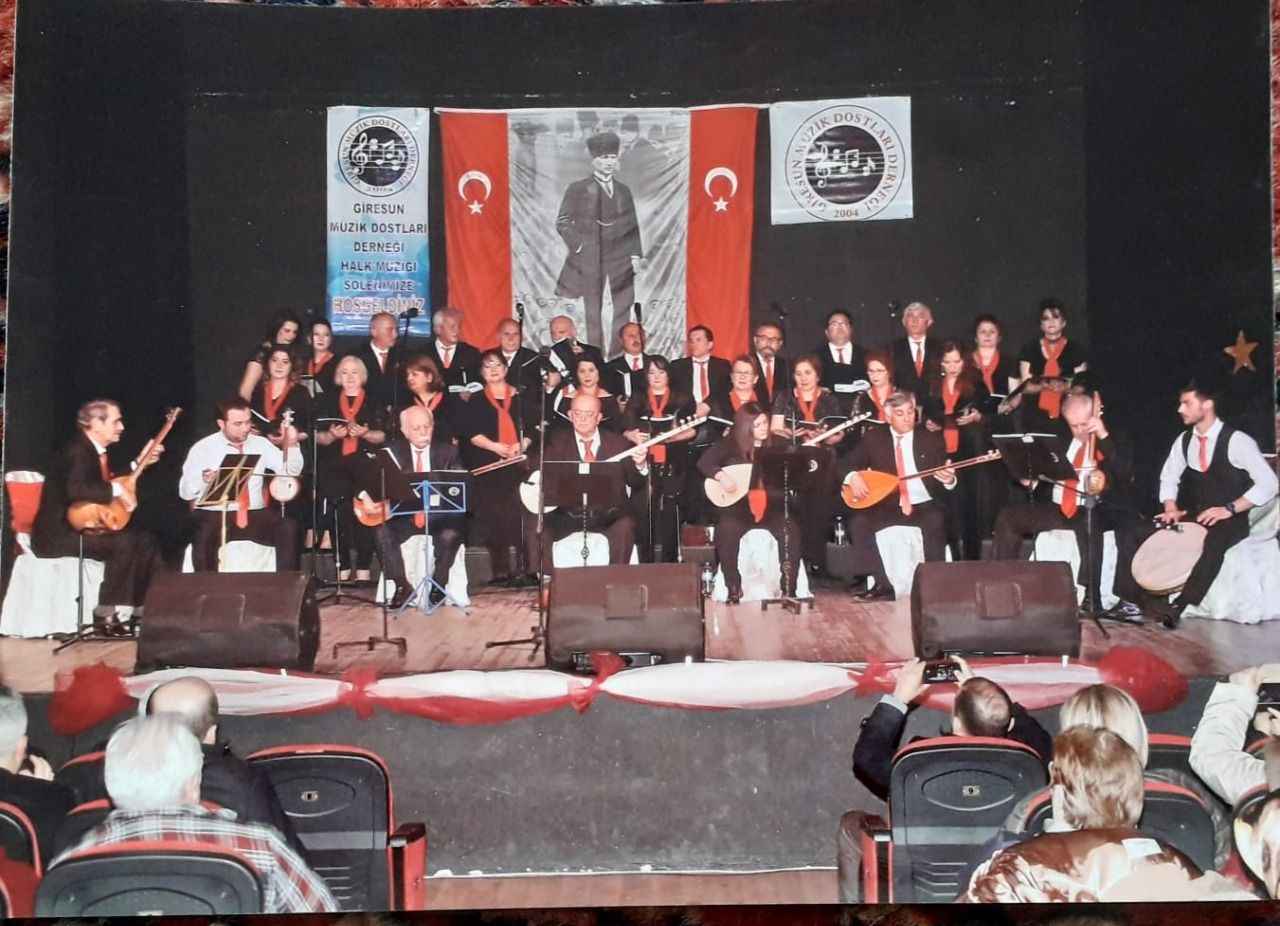 Müzik Dostları Derneği Korosu Cumhuriyet için sahnede