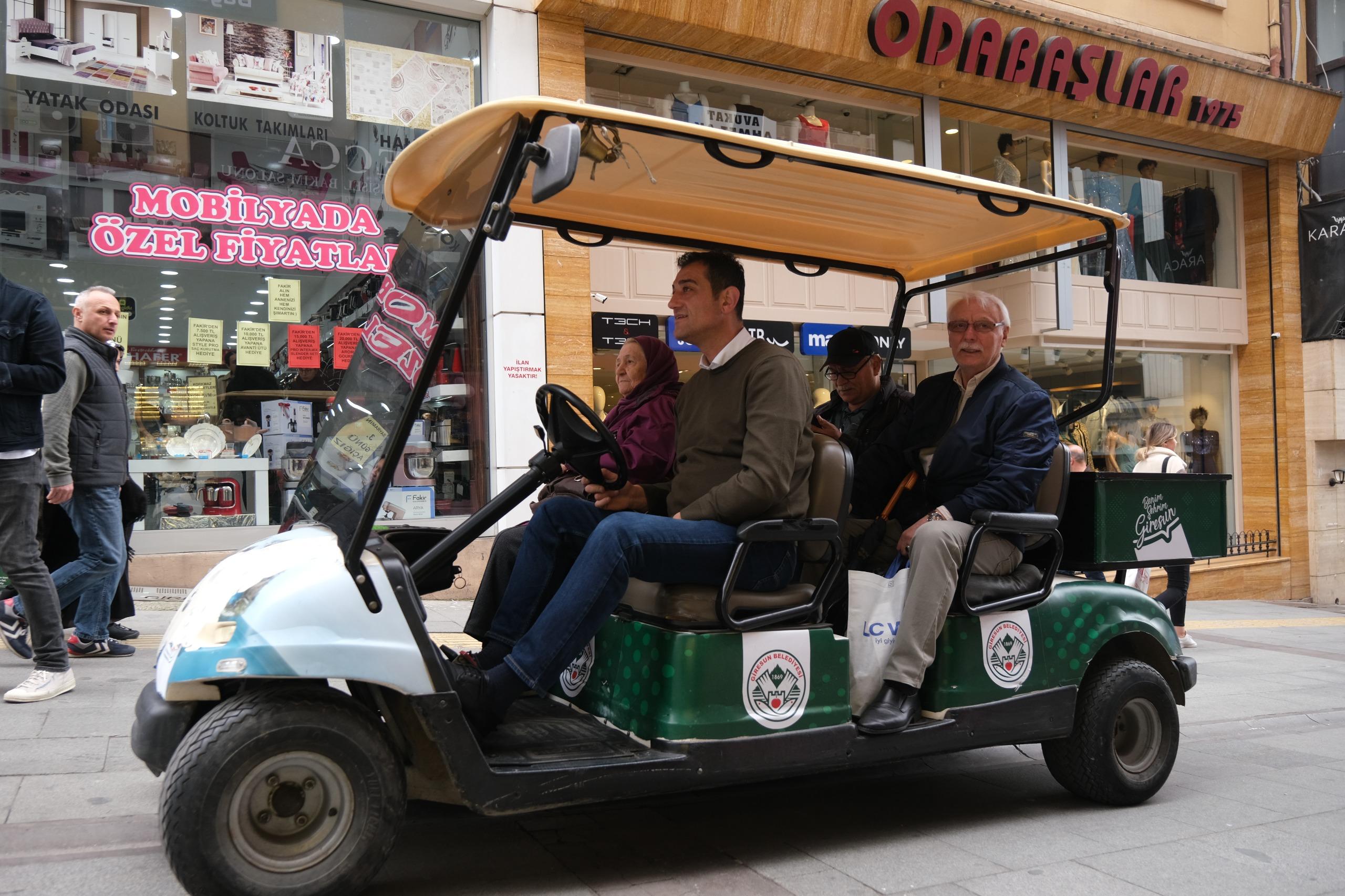 Gazi Caddesi’nin golf aracı yollarda