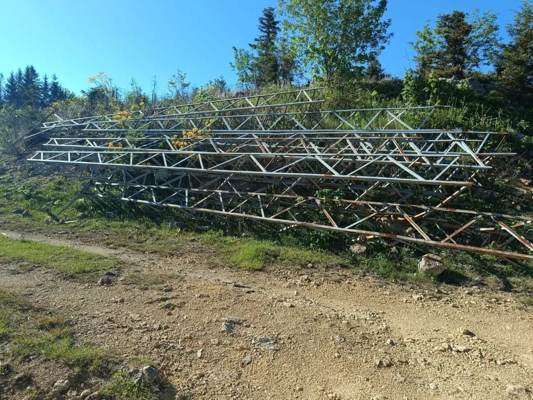 Bu çağda, bu yüzyılda elektriksiz köy. Direkler var, aksa yok