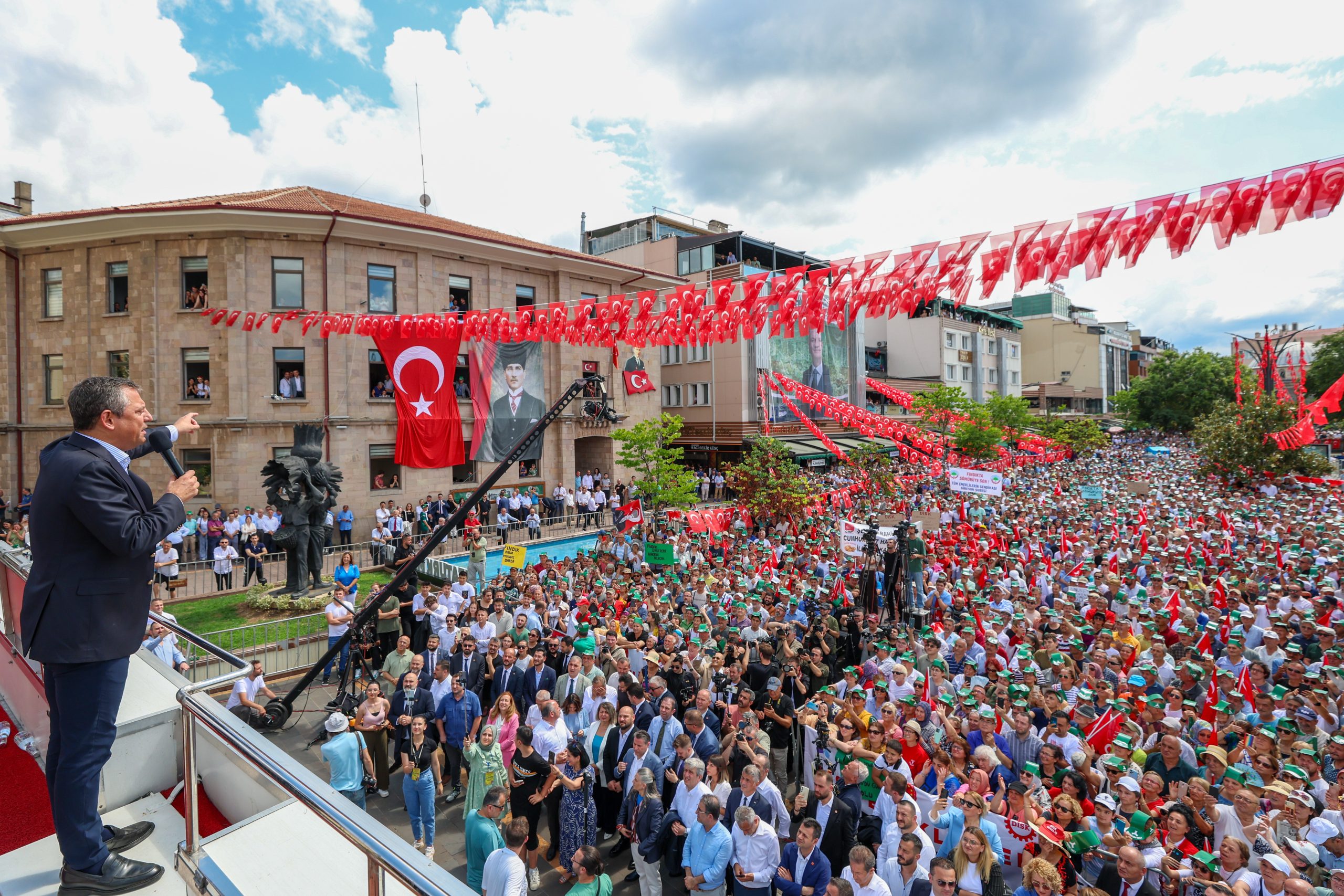 Özgür Özel, Giresun Atatürk meydanından seçim çağrısı yaptı