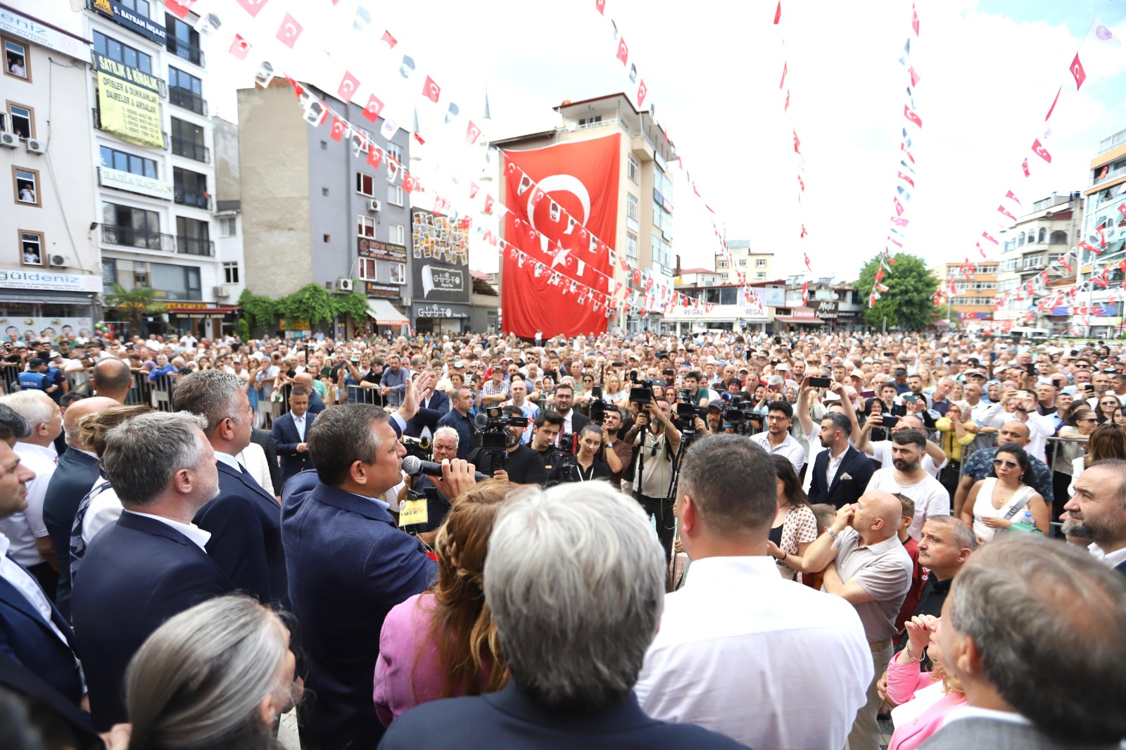 CHP Genel Başkanı Özel’e Bulancak’ta damat karşılaması