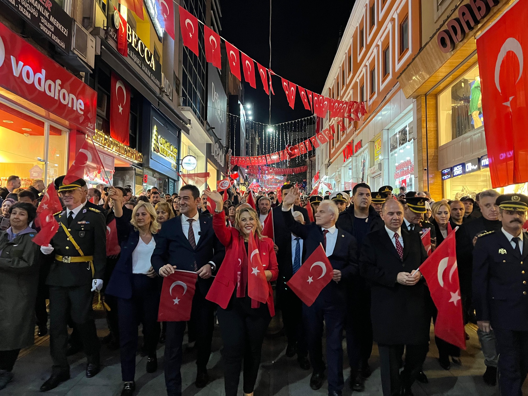 Milletvekilleri, Vali, belediye başkanı Cumhuriyet yürüyüşünde kolkola